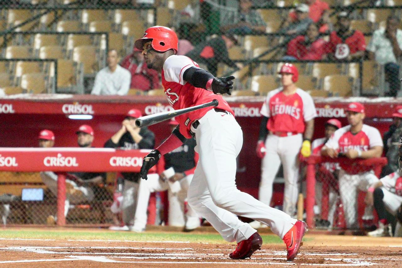 Leones combinan buen pitcheo y bateo situacional para vencer a Estrellas