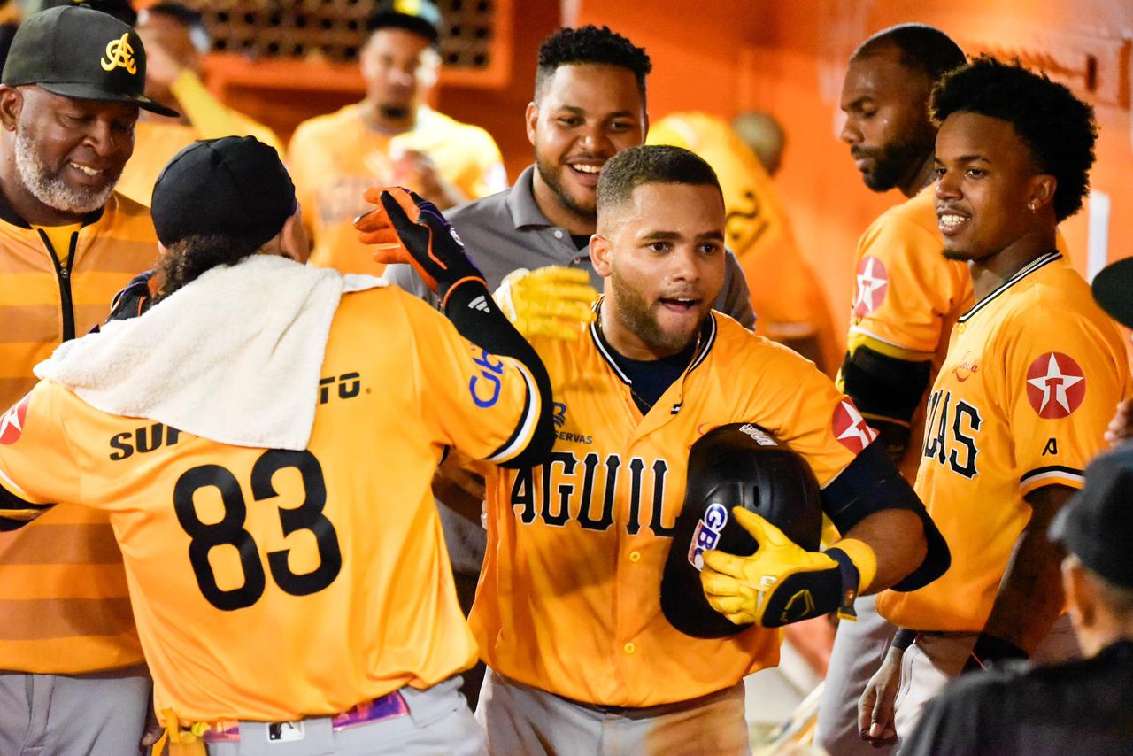 Noche de 10 hits: Águilas ganan 6-4 a los Toros y extienden su dominio