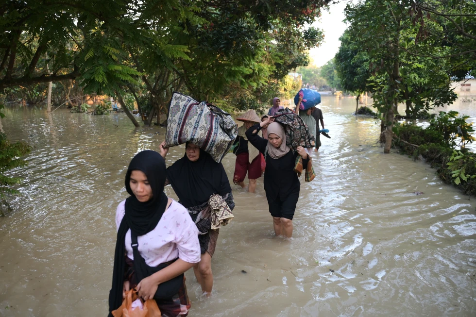 Sube a 248 el número de muertes por inundaciones en Indonesia