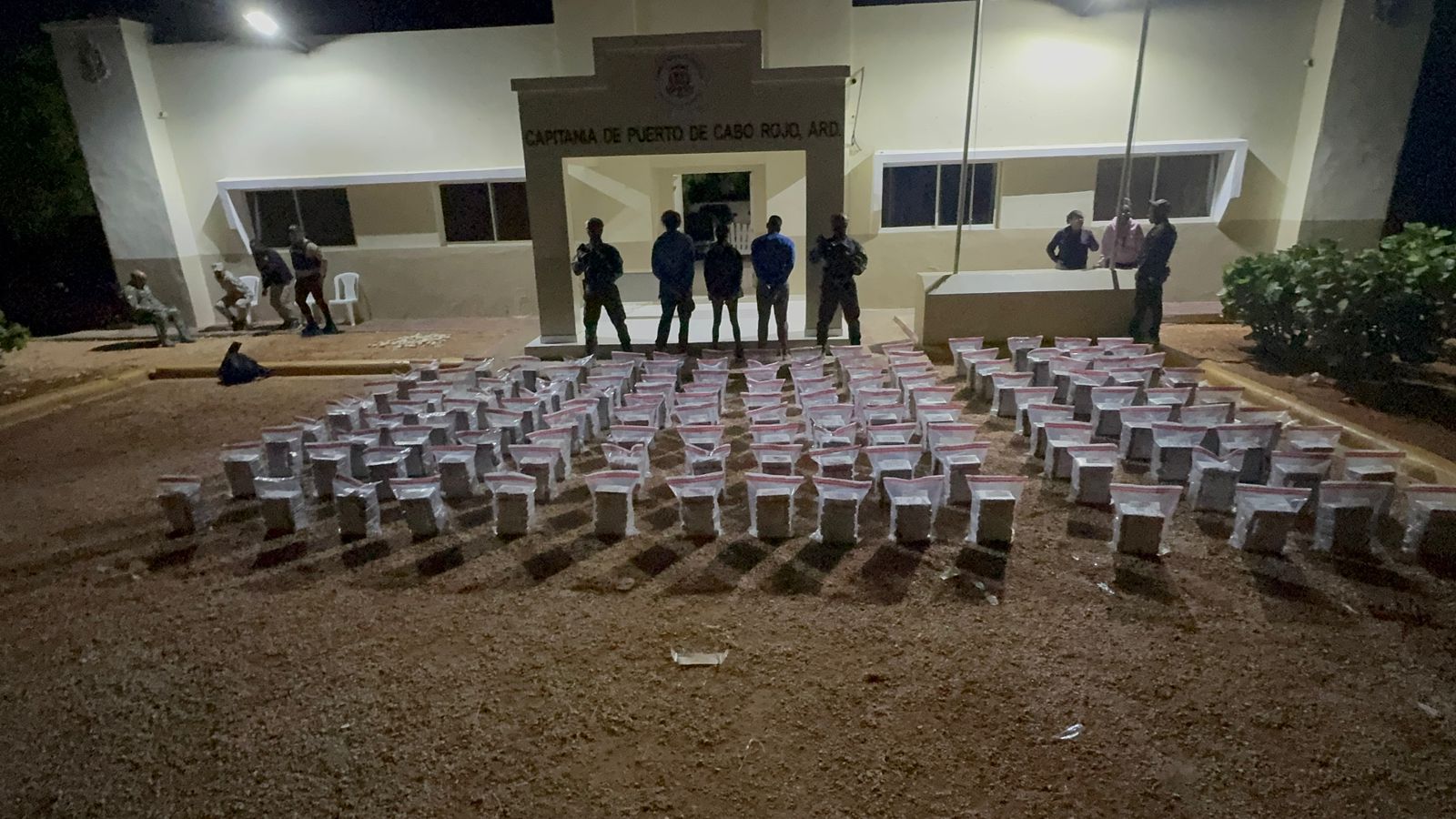 Detienen a tres hombres con 806 paquetes de presunta cocaína