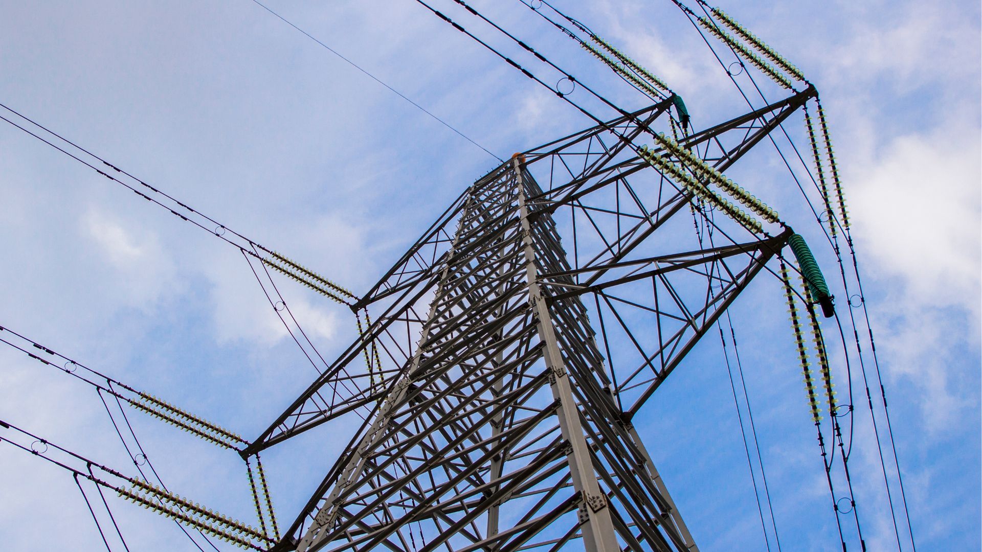 Energía y Minas informa que el sistema de transmisión eléctrica opera al 100 %