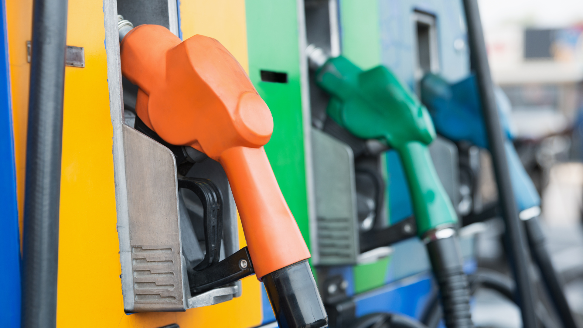 Gobierno mantiene sin variación precios de combustibles esenciales