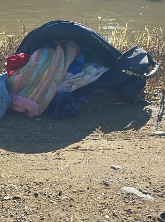 Recién nacido es hallado muerto dentro de una mochila arrastrada por un canal en Santiago