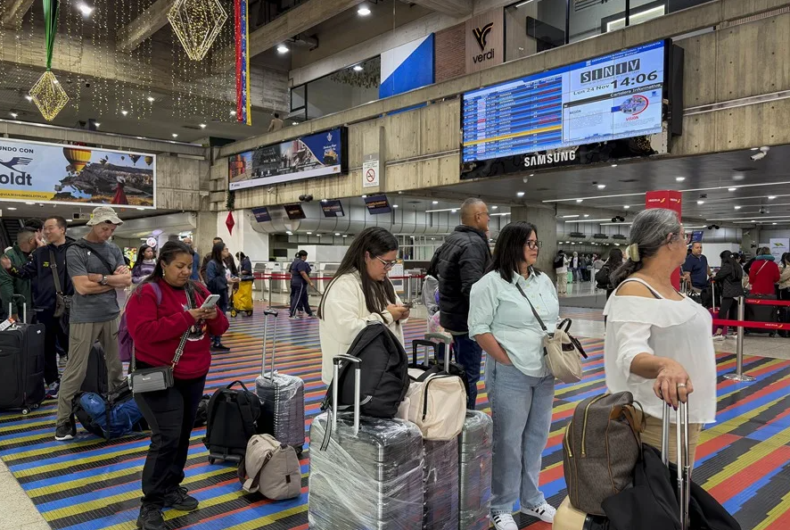 Venezuela insta a las aerolíneas a reanudar sus vuelos antes del mediodía del miércoles