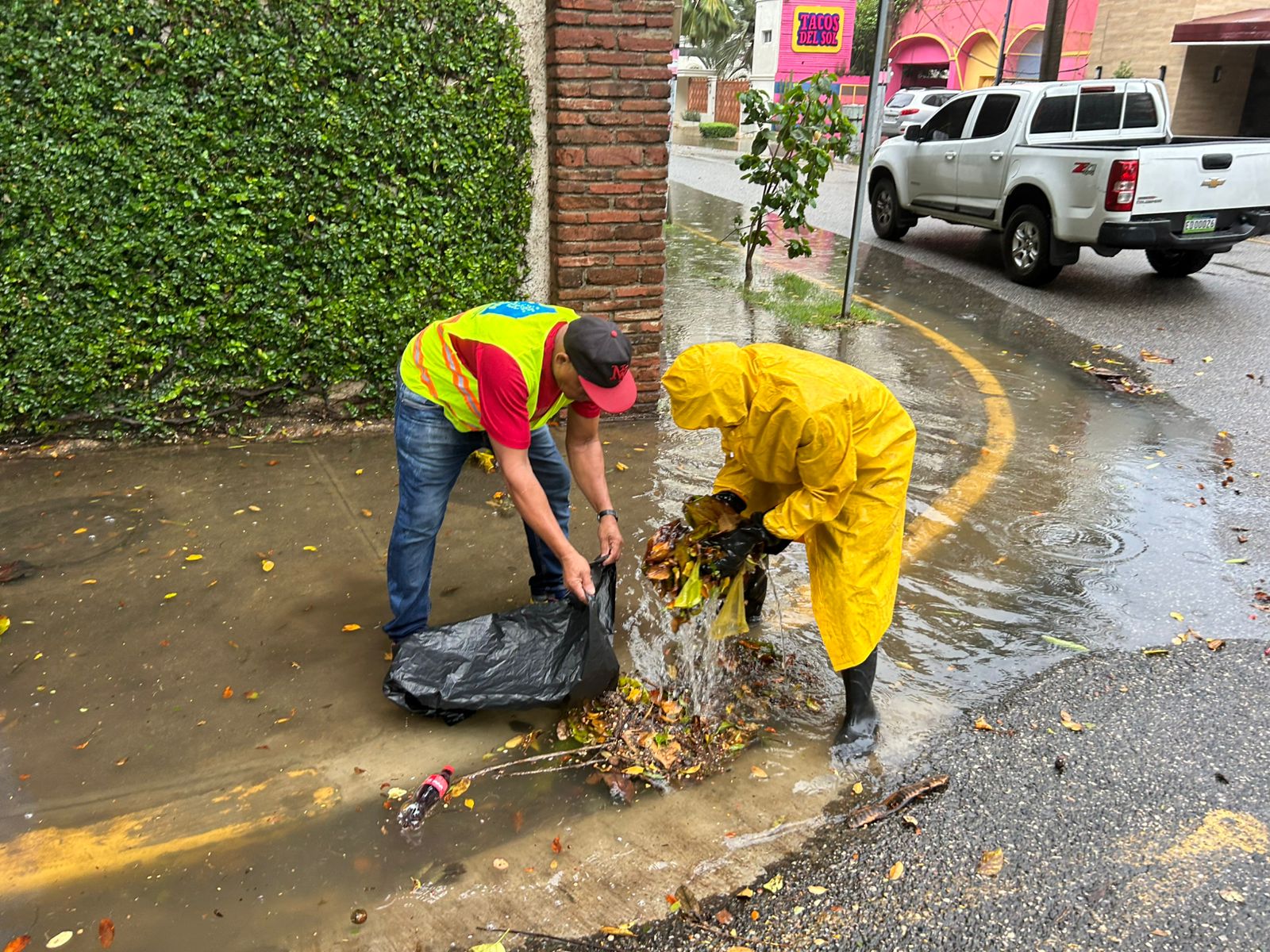 Alcaldía del DN refuerza acciones para mitigar efectos de las lluvias por onda tropical y vaguada