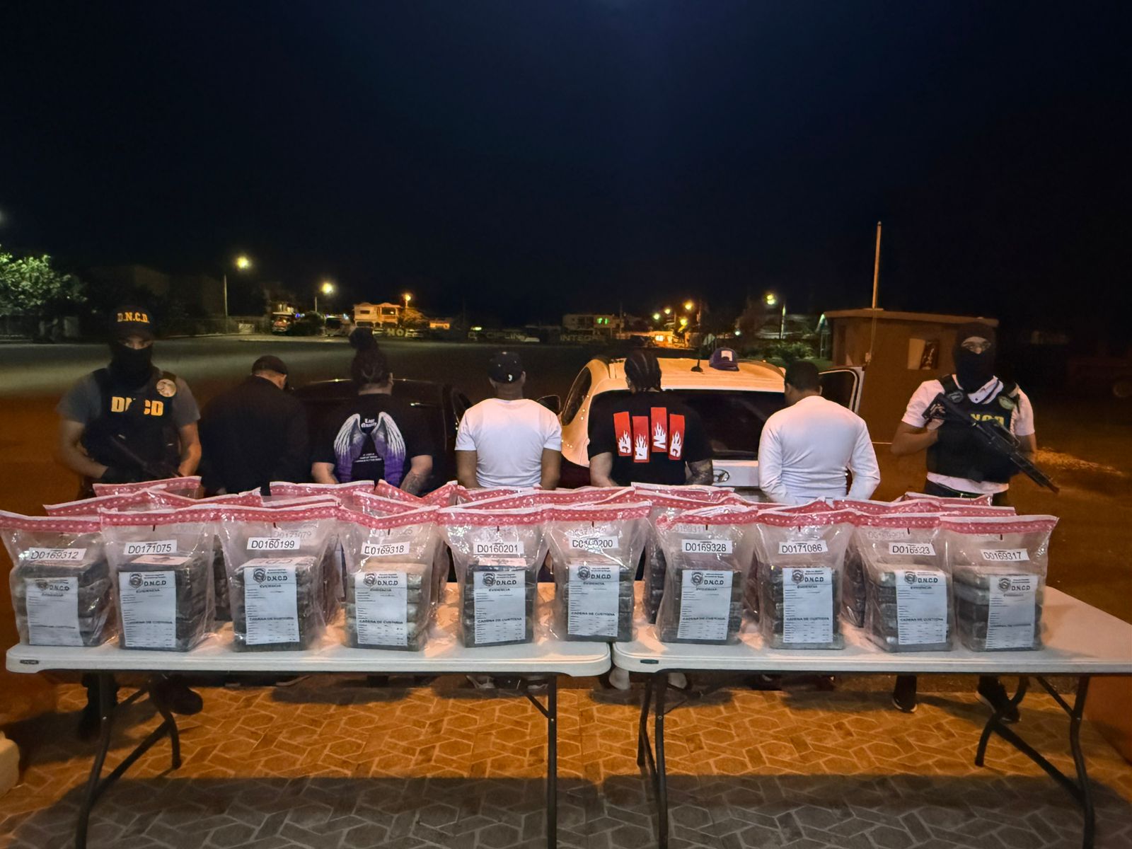 Arrestan a cinco hombres e incautan 150 paquetes de cocaína en Azua