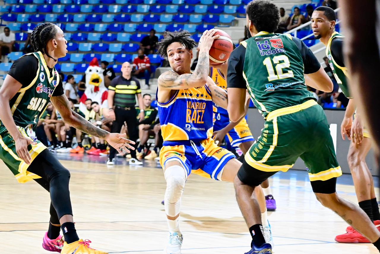 Mauricio Báez reacciona ante San Carlos y empata la serie final 1-1 en el TBS Distrito