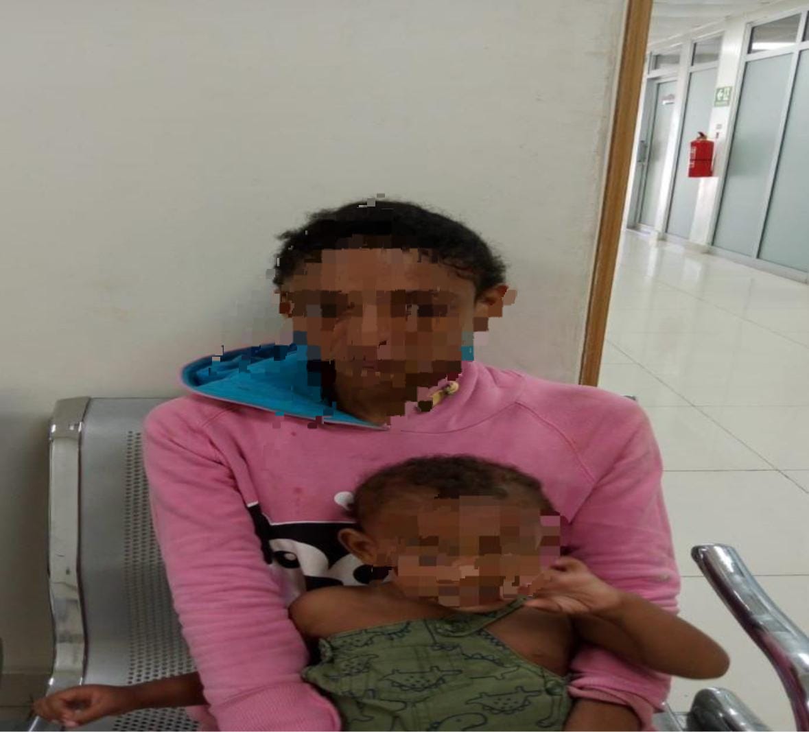 Mujer intenta lanzarse con su hijo pequeño desde el puente de Villa Mella porque no puede mantenerlo