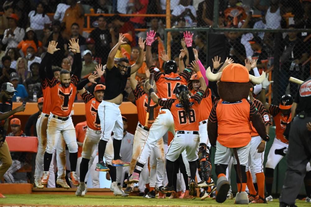 Toros barren doble cartelera al Licey y se afianzan en el segundo lugar