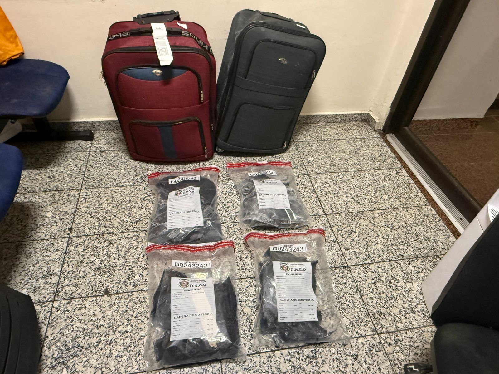 Detienen extranjera en el AILA con cuatro paquetes de presunta cocaína