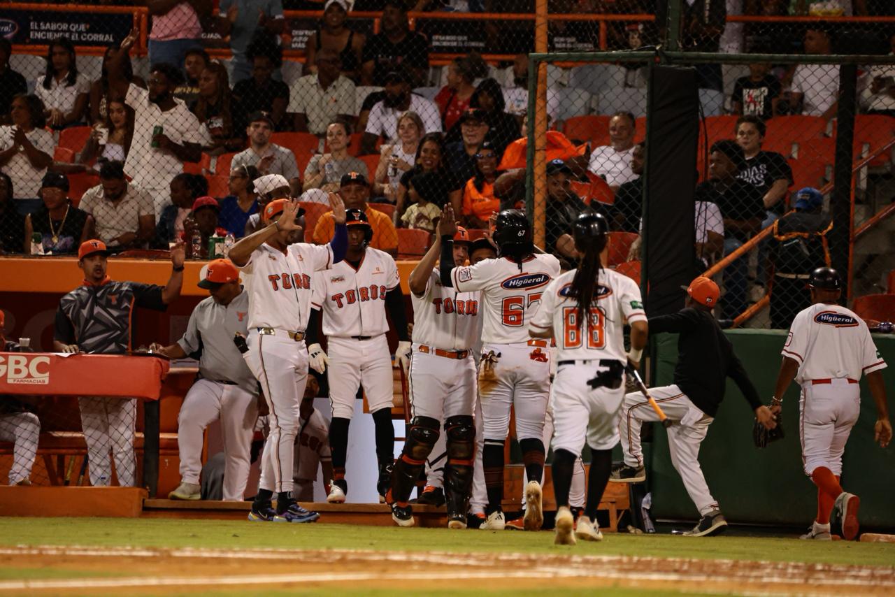 Toros logran tercera victoria seguida y ganan serie particular a Leones