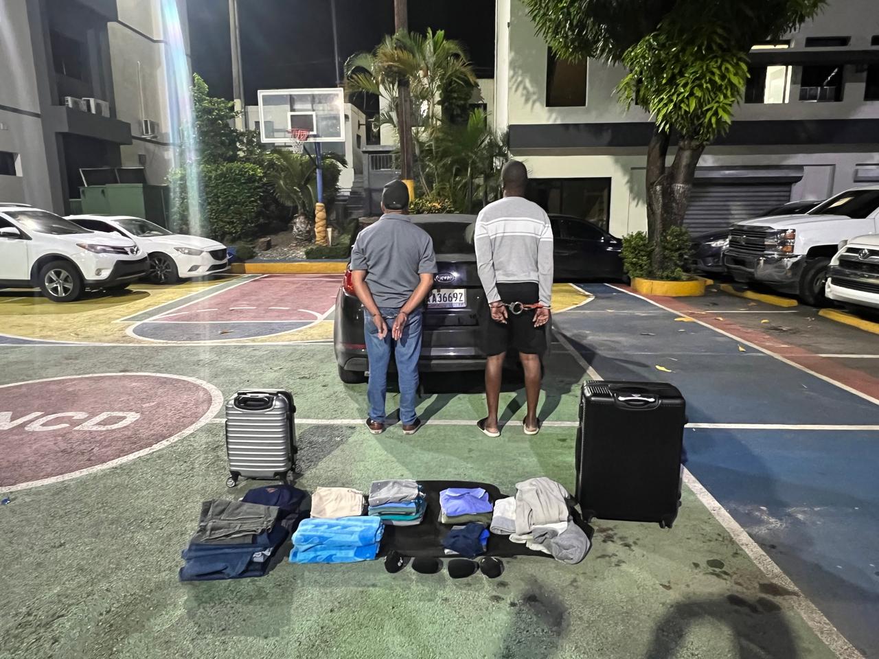 Ocupan maleta con ropa impregnada de presunta cocaína; arrestan a dos hombres