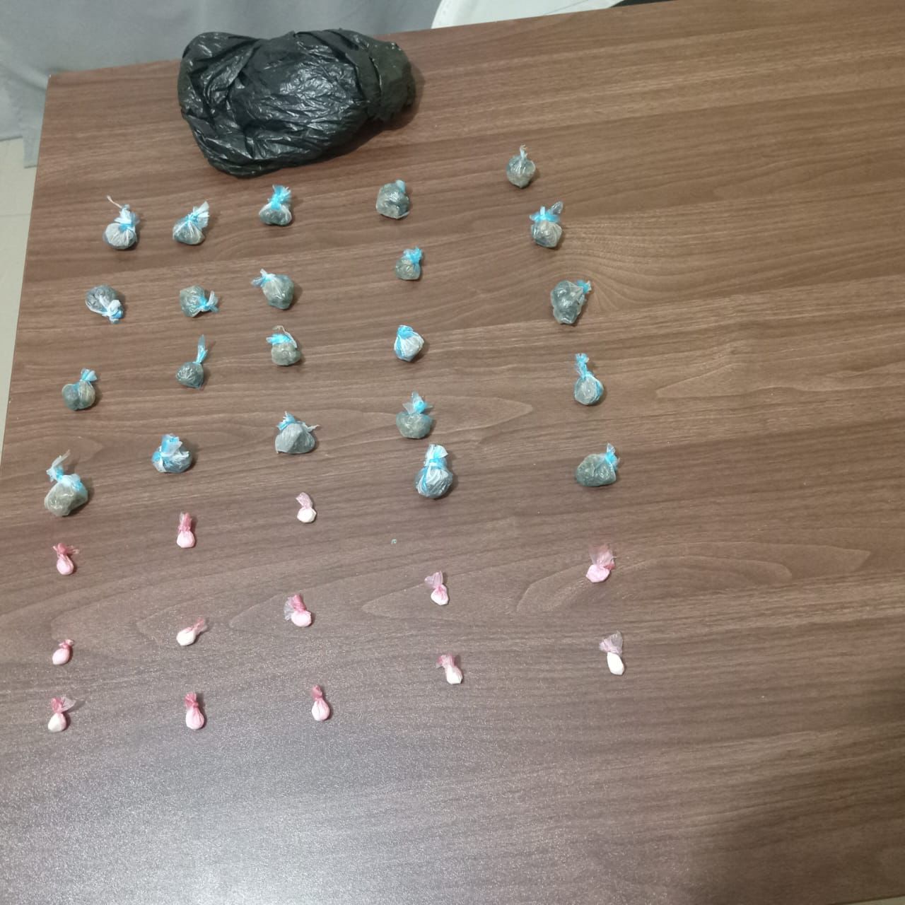 Apresan varios hombres por robo y ocupan drogas durante operativos en Santo Domingo Norte