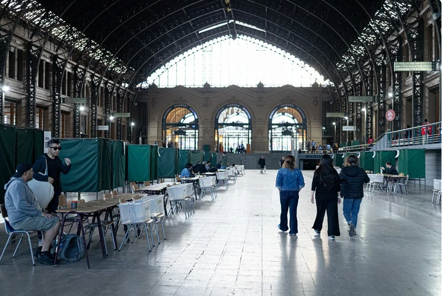 Abren los colegios para los comicios presidenciales y parlamentarios en Chile