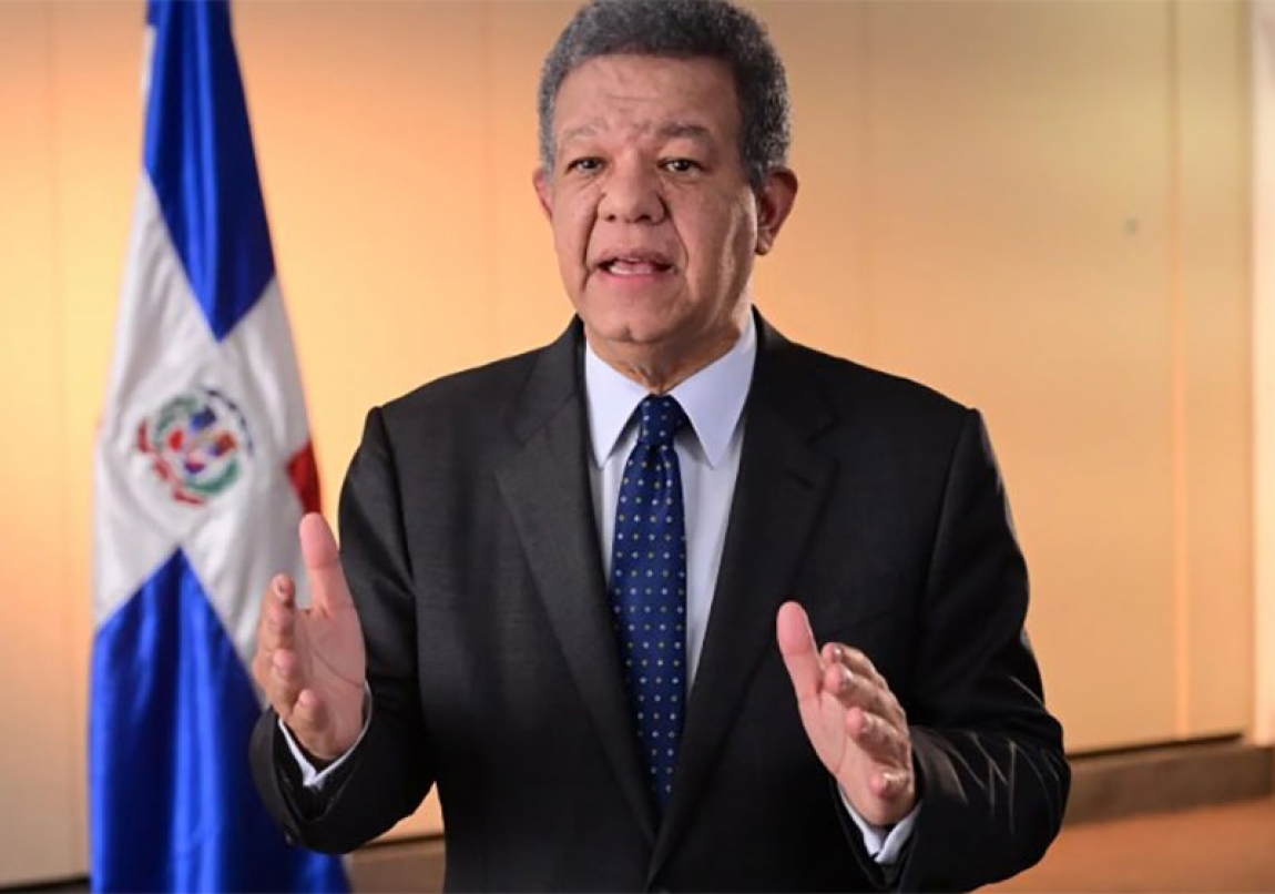 Leonel Fernández exhibe “lista del colmado” y denuncia alzas de más del 100% en la canasta básica