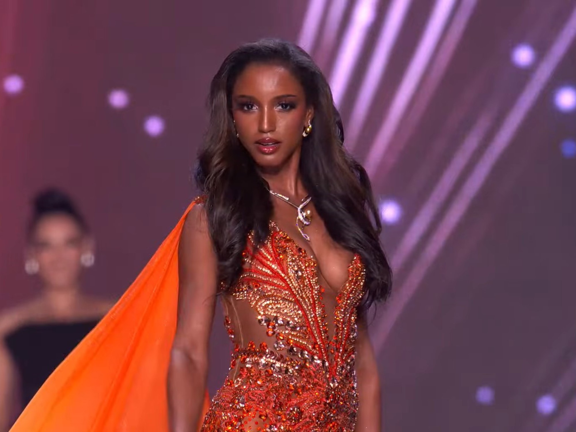 Miss Jamaica se encuentra en cuidados intensivos tras fuerte caída en Miss Universo