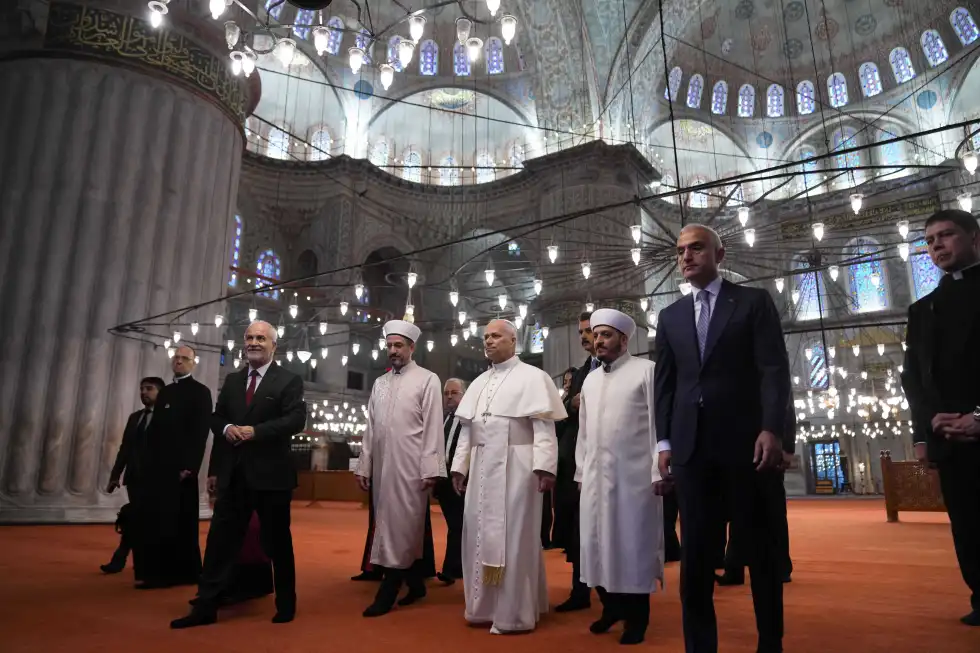 El Papa León XIV visita la Mezquita Azul de Estambul