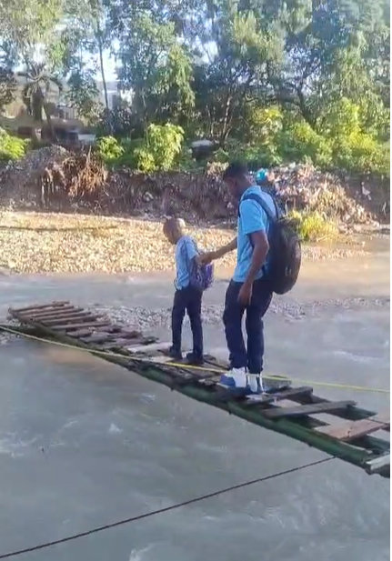 Estudiantes de Cambita arriesgan la vida para llegar a clases por crecida de rio