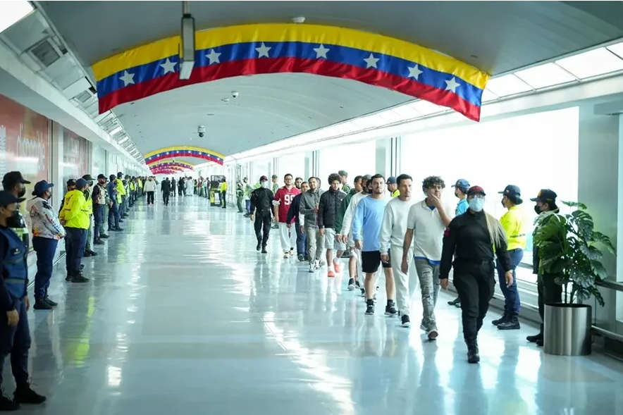 Aterriza en Venezuela un avión estadounidense con migrantes en medio de la crisis de vuelos