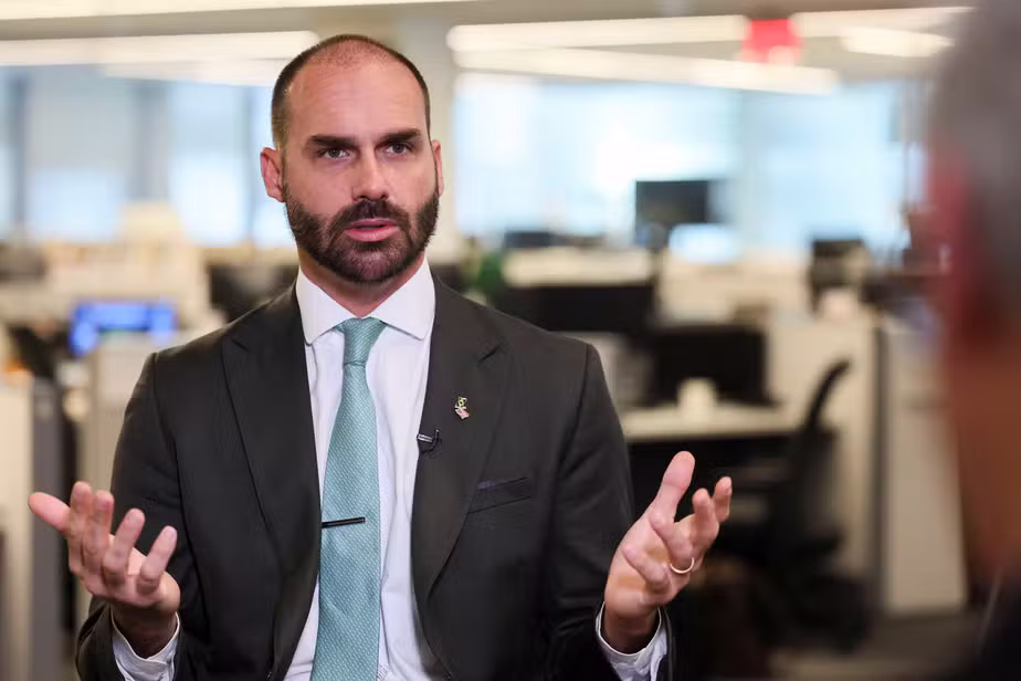 Congreso brasileño retira curul a hijo de Jair Bolsonaro por faltas reiteradas