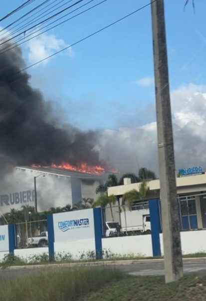 Incendio afecta instalaciones de Refricentro Rubiera en la autopista 6 de Noviembre