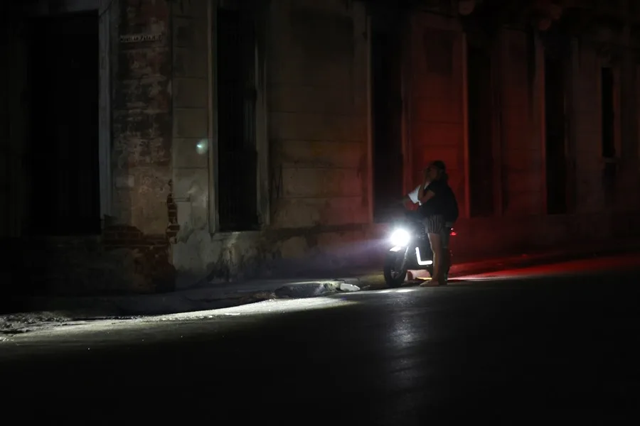 México envía 80 mil barriles de combustible a Cuba para aliviar sus apagones