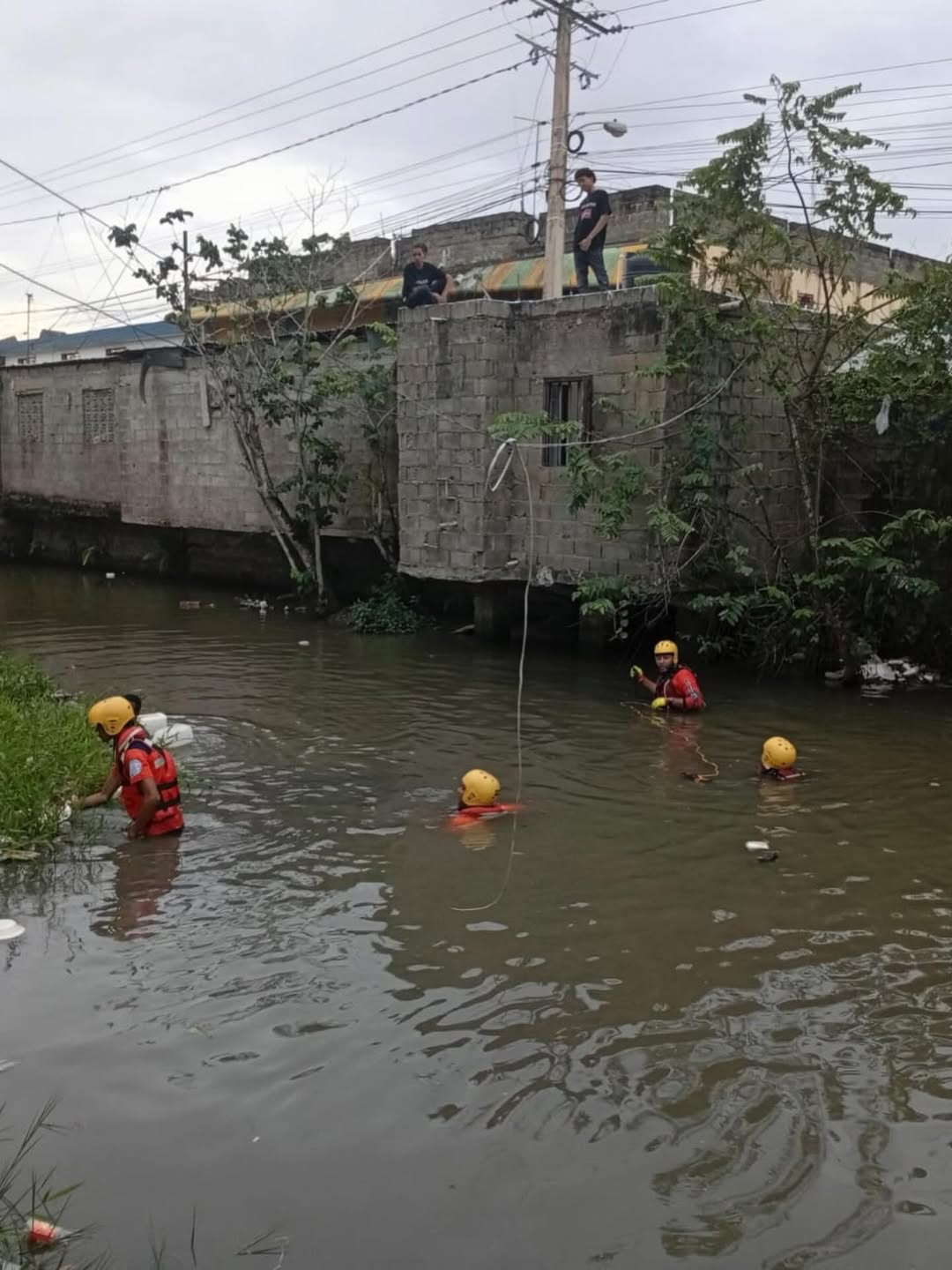 Recuperan cuerpo de niño de 3 años que cayó al canal Guiza en Las Guáranas
