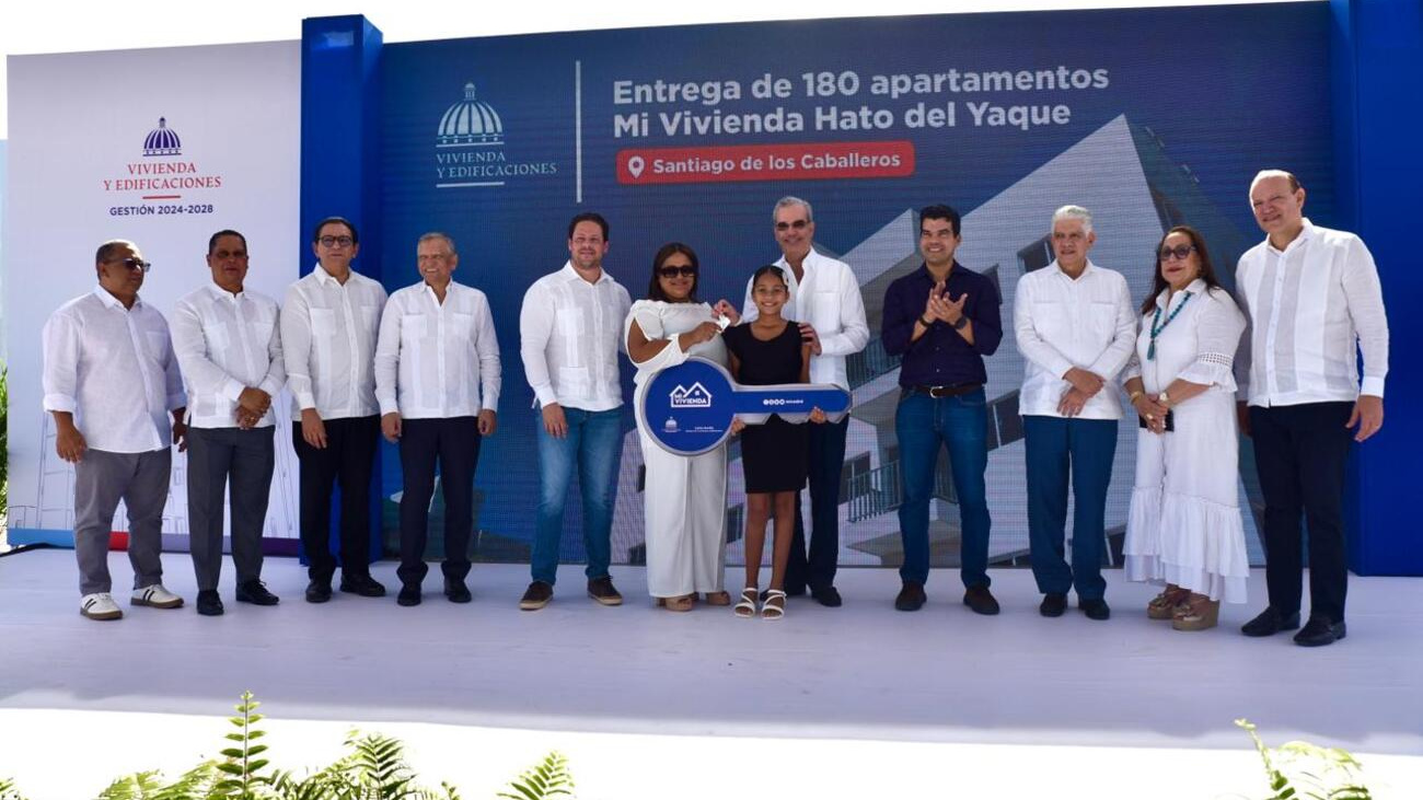 Abinader entrega 180 apartamentos del Plan Mi Vivienda y deja inaugurada escuela en Hato del Yaque