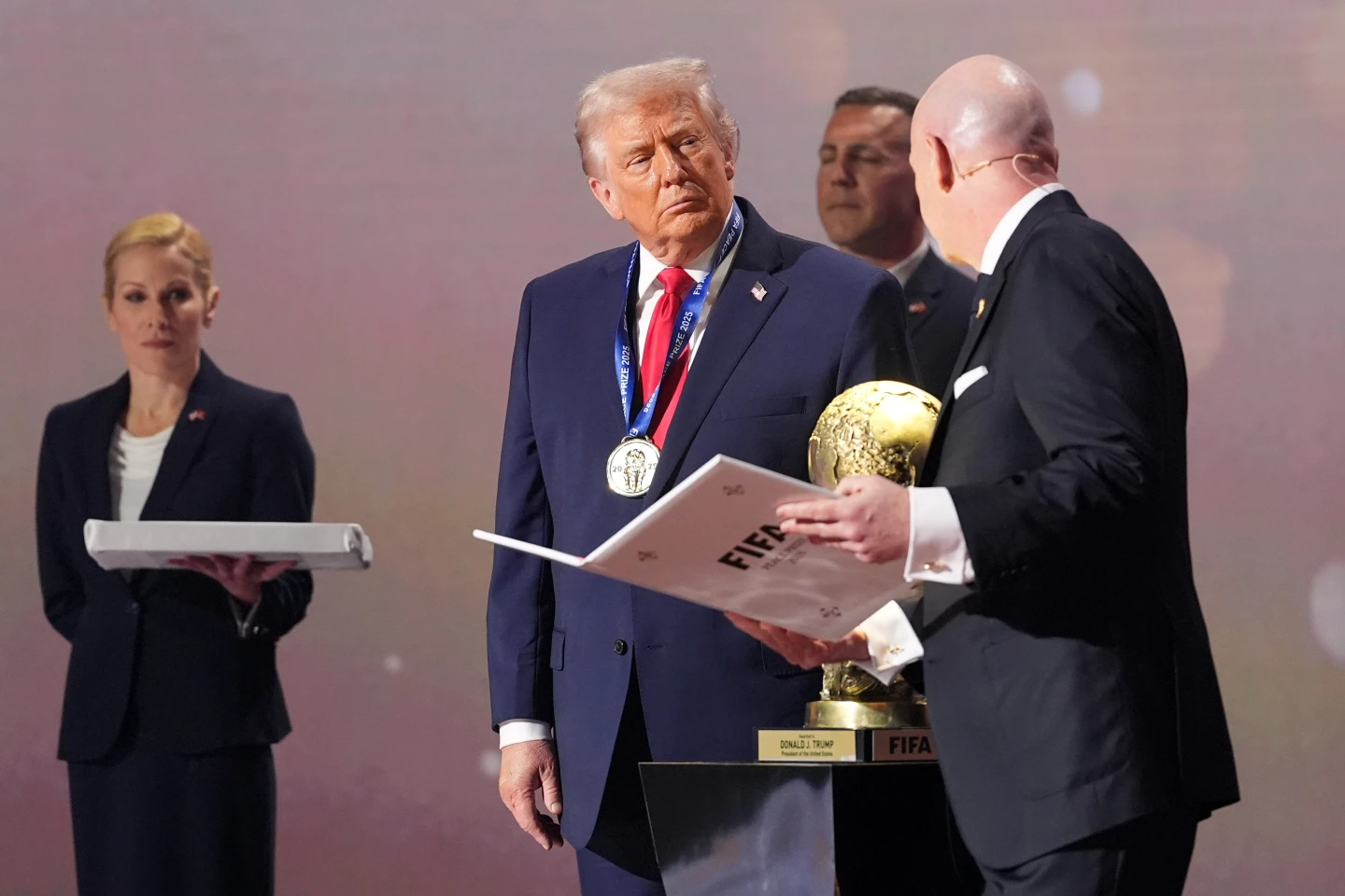 Donald Trump recibe el primer premio FIFA de la Paz