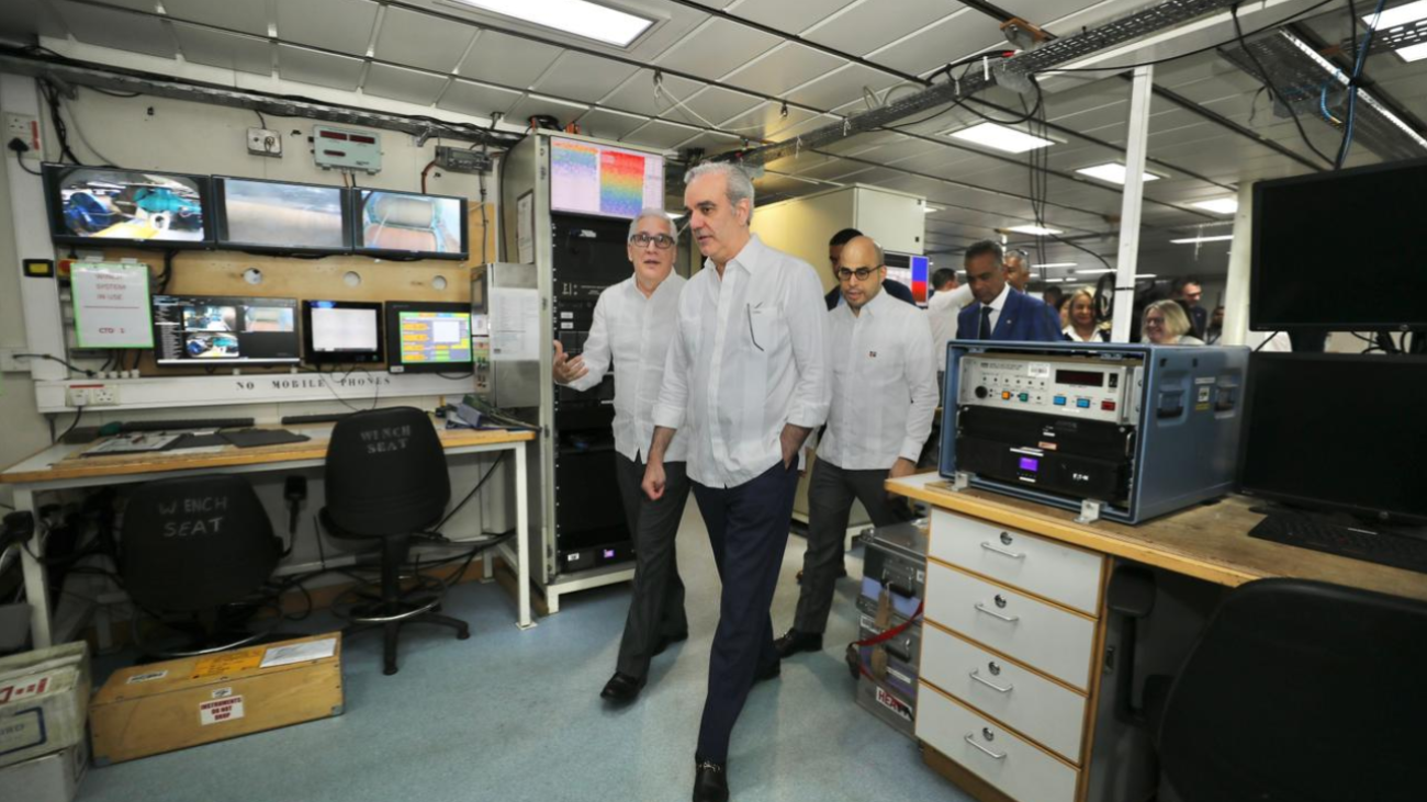 Presidente Abinader visita buque oceanográfico RRS James Cook en el Puerto de SD