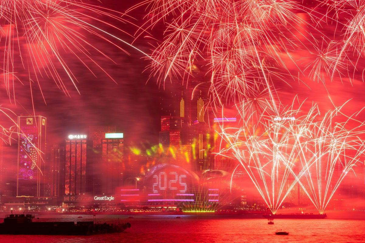 Hong Kong recibe 2026 sin fuegos artificiales tras el incendio más mortal en décadas