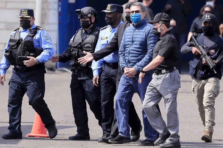 Liberan expresidente hondureño Juan Orlando Hernández tras ser indultado por Trump