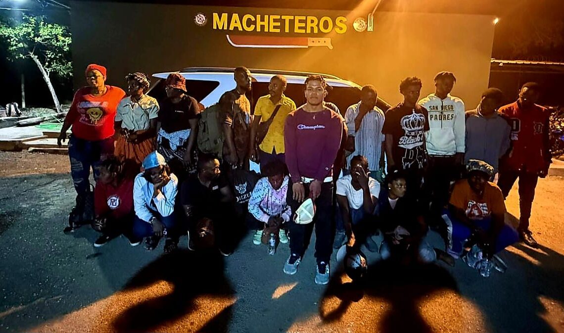 Ejército intercepta jeepeta con 18 nacionales haitianos indocumentados en Esperanza, Valverde