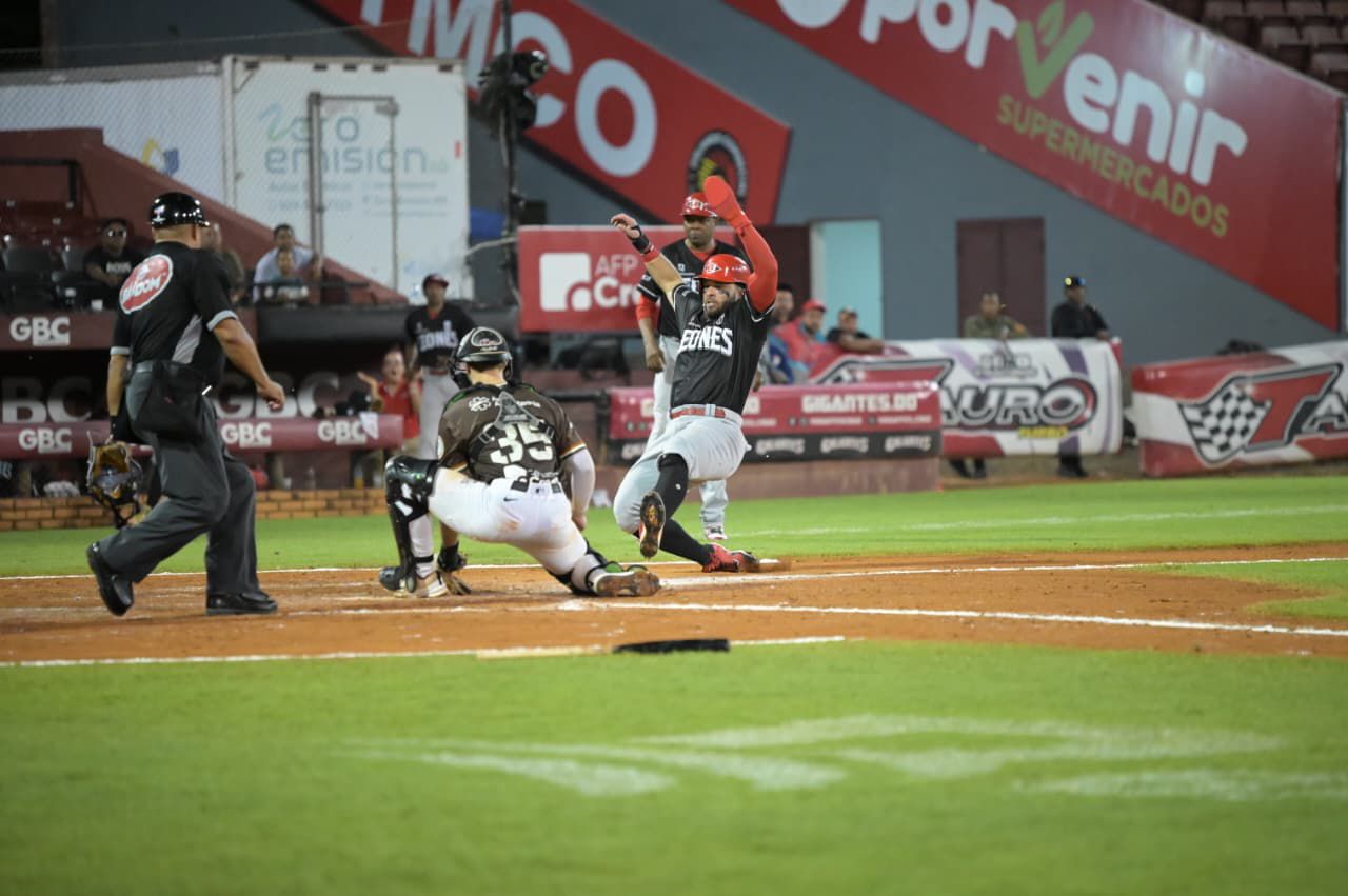 Leones vienen de atrás para vencer a Gigantes y afianzarse en cuarto