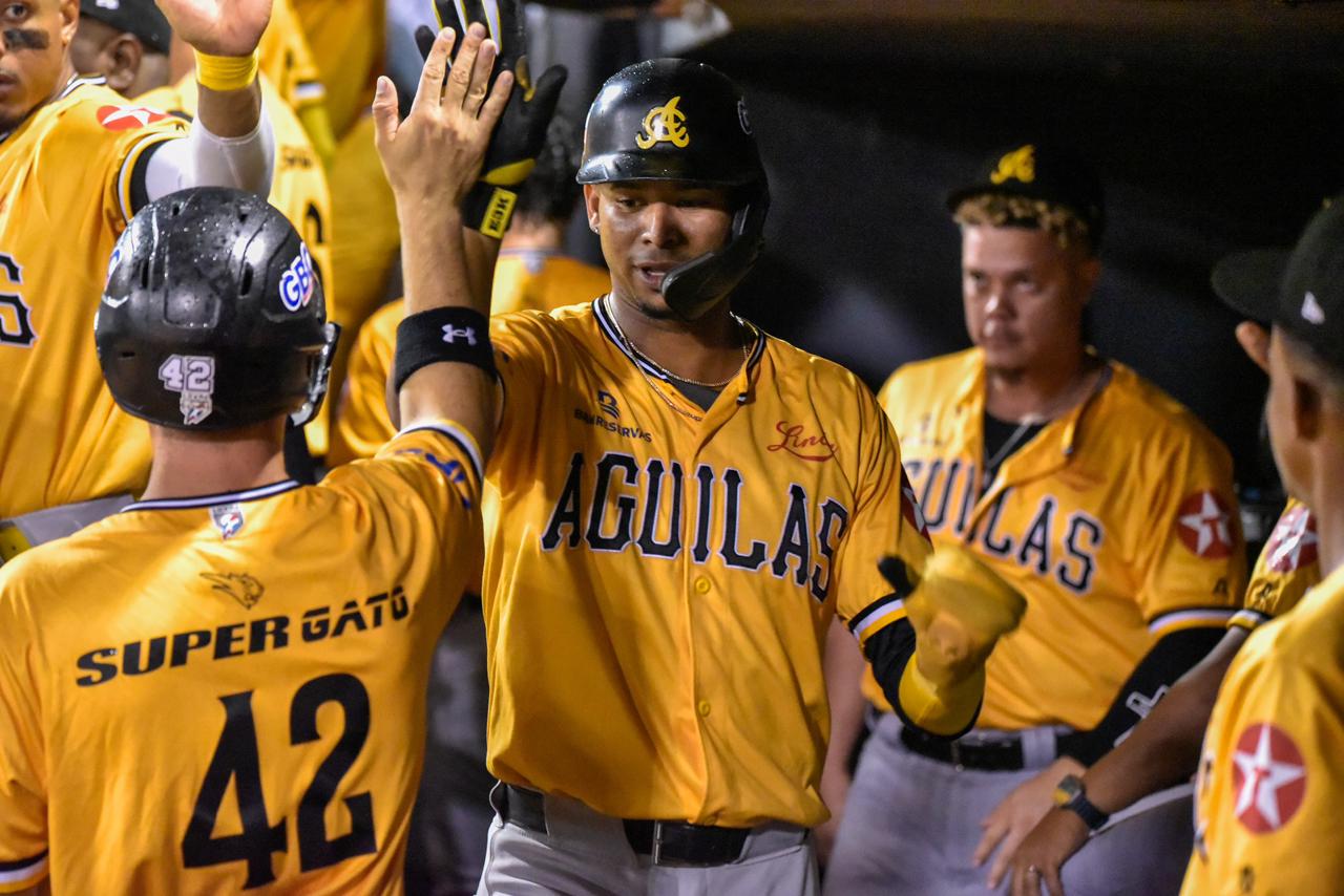 Con 11 hits y relevo de seis ceros, Águilas triunfan 8-2 sobre Estrellas