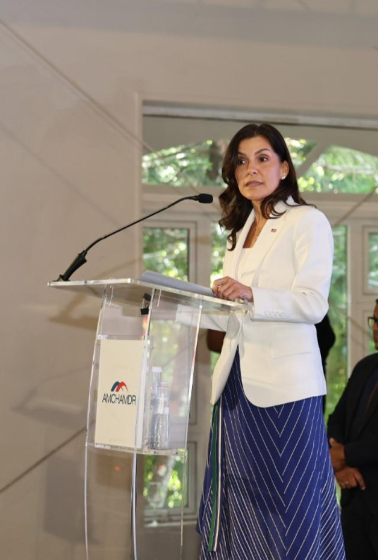 Embajadora de EE. UU. resalta alianza estratégica con RD y revela presiones de la administración Biden sobre política fronteriza