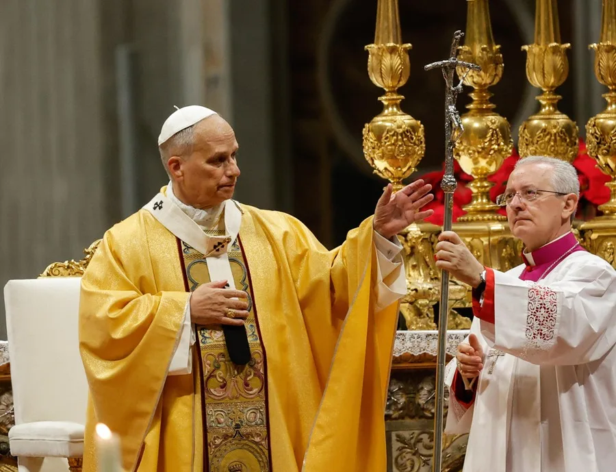 El papa lamenta la economía que trata «al hombre como mercancía» en su primera misa del Gallo