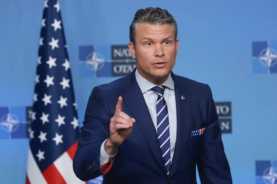 Pentágono determina secretario de Guerra violó normas al difundir información sobre operación militar