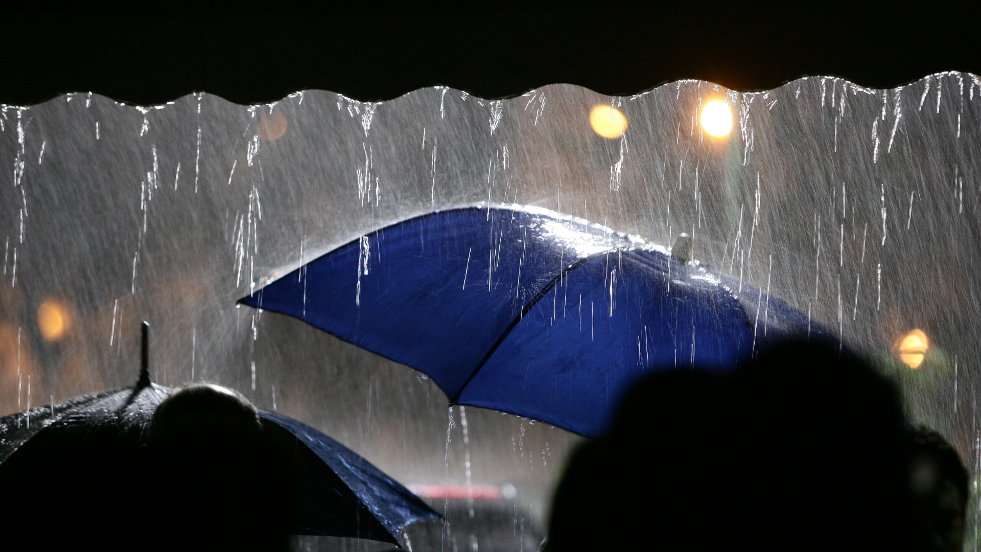 Aguaceros aislados esta noche por débil vaguada; temperaturas continuarán frescas