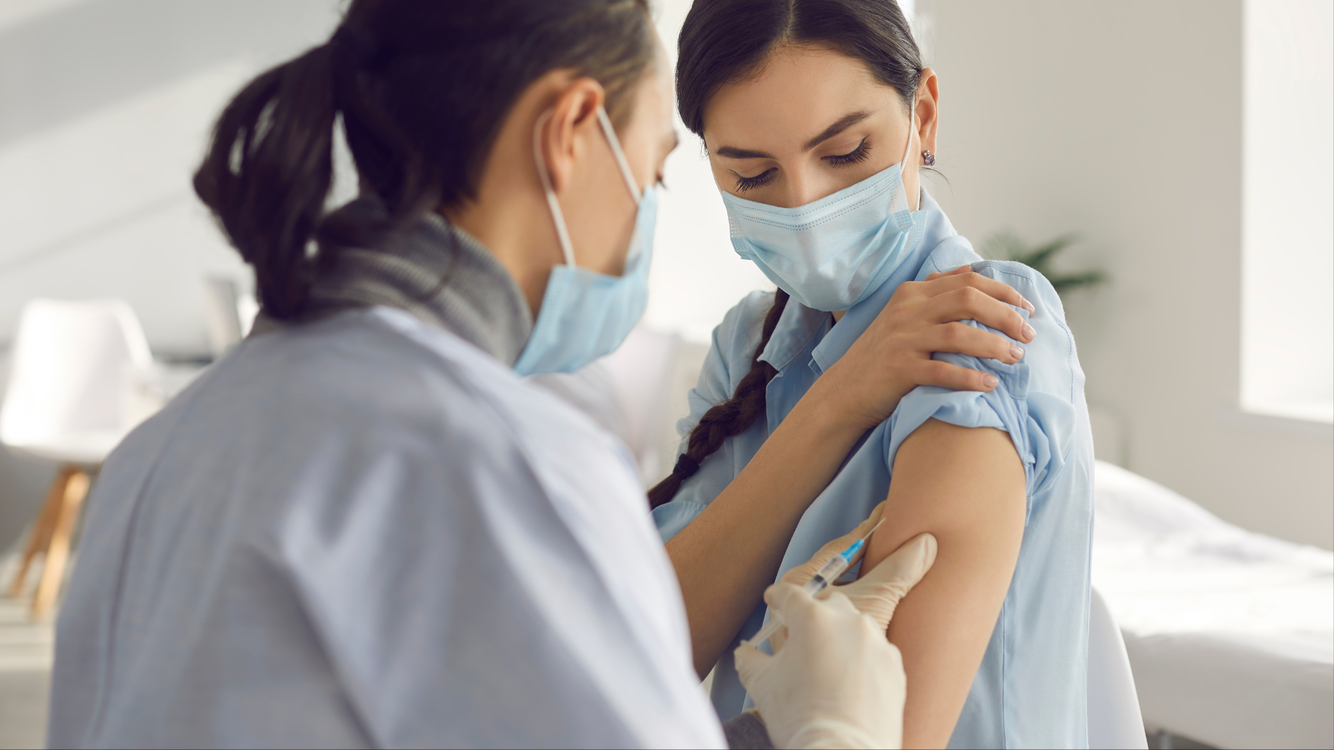 Investigan si la vacuna del covid-19 está relacionada con la muerte de pacientes