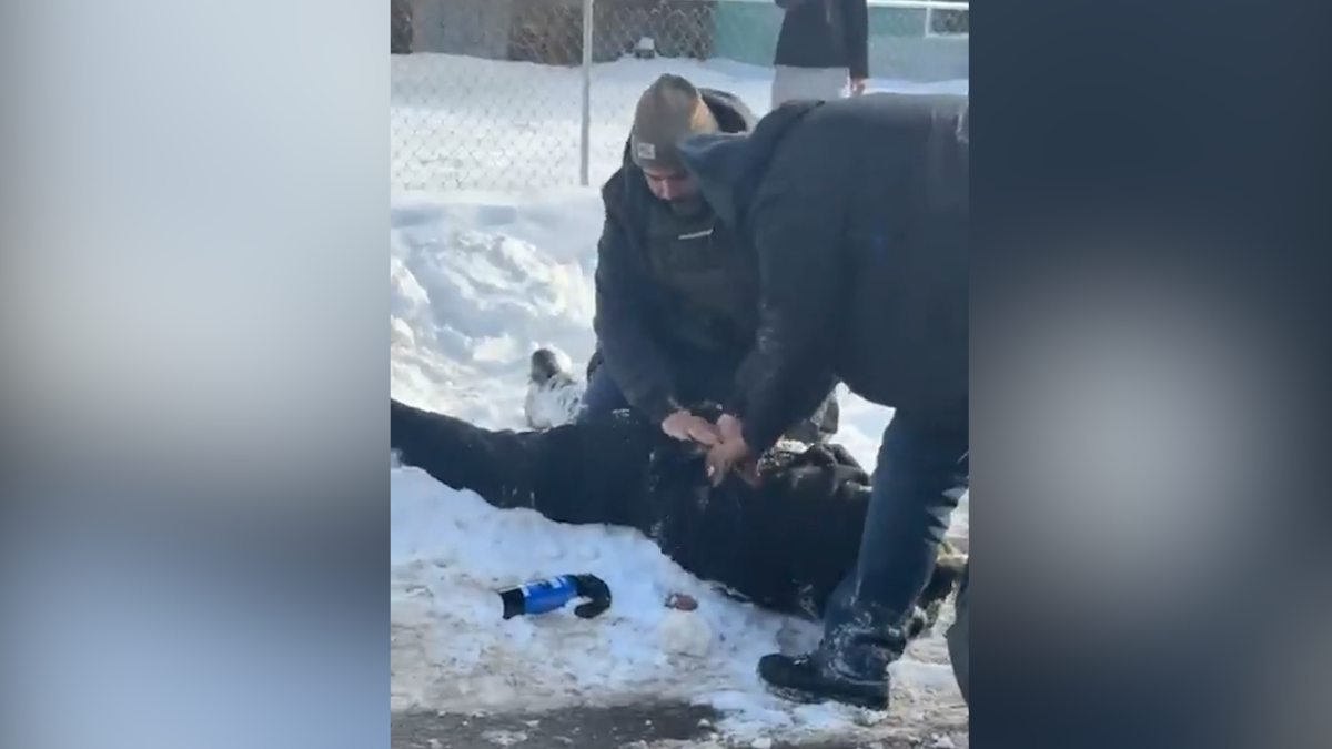 Agentes del ICE arrastran y detienen a mujer embarazada en Minnesota