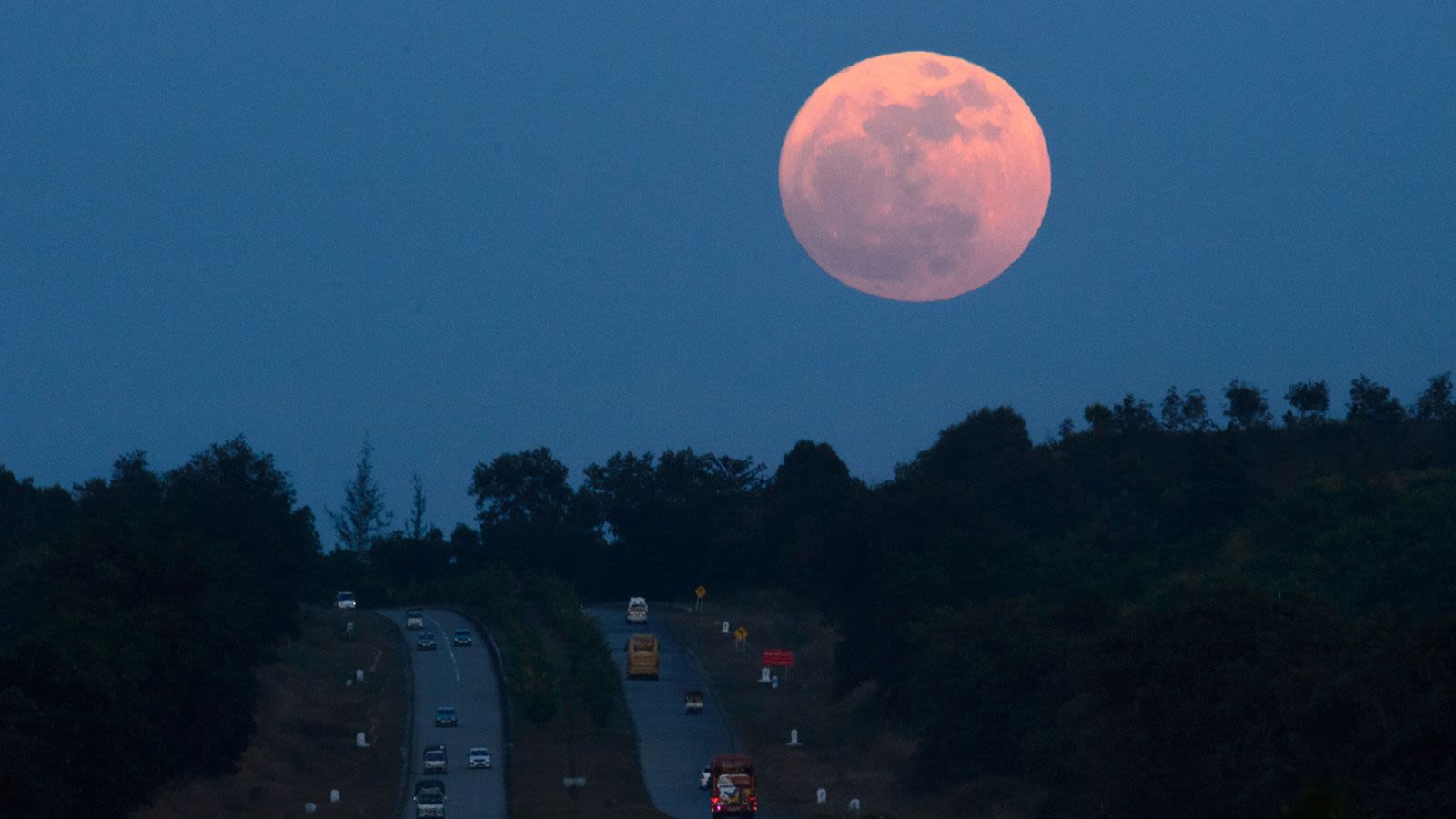 Última superluna del año brillará esta noche: no te la pierdas