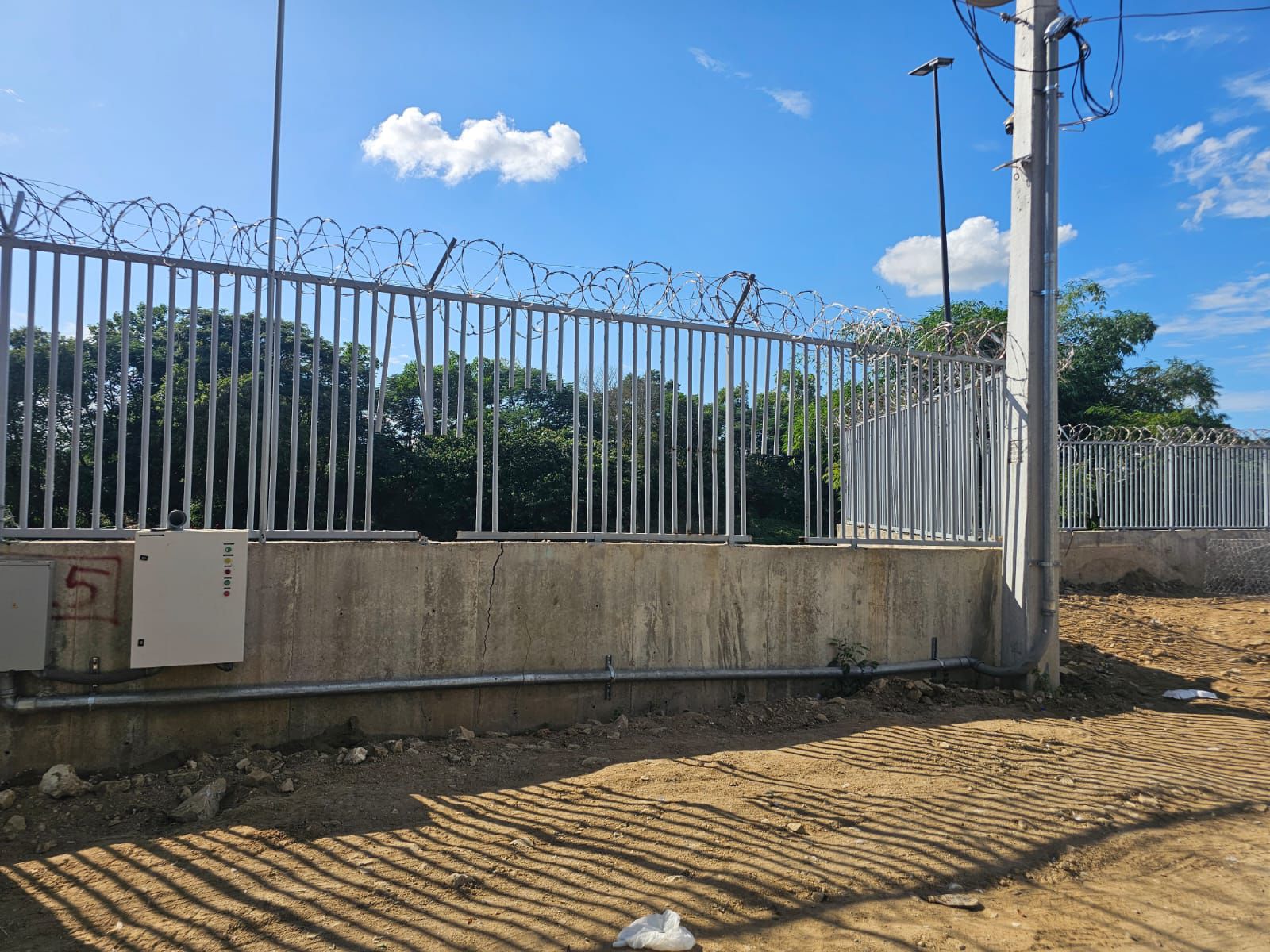 Ministerio de Defensa aclara que aperturas en verja perimetral en Dajabón responden a toma de agua del canal La Vigía