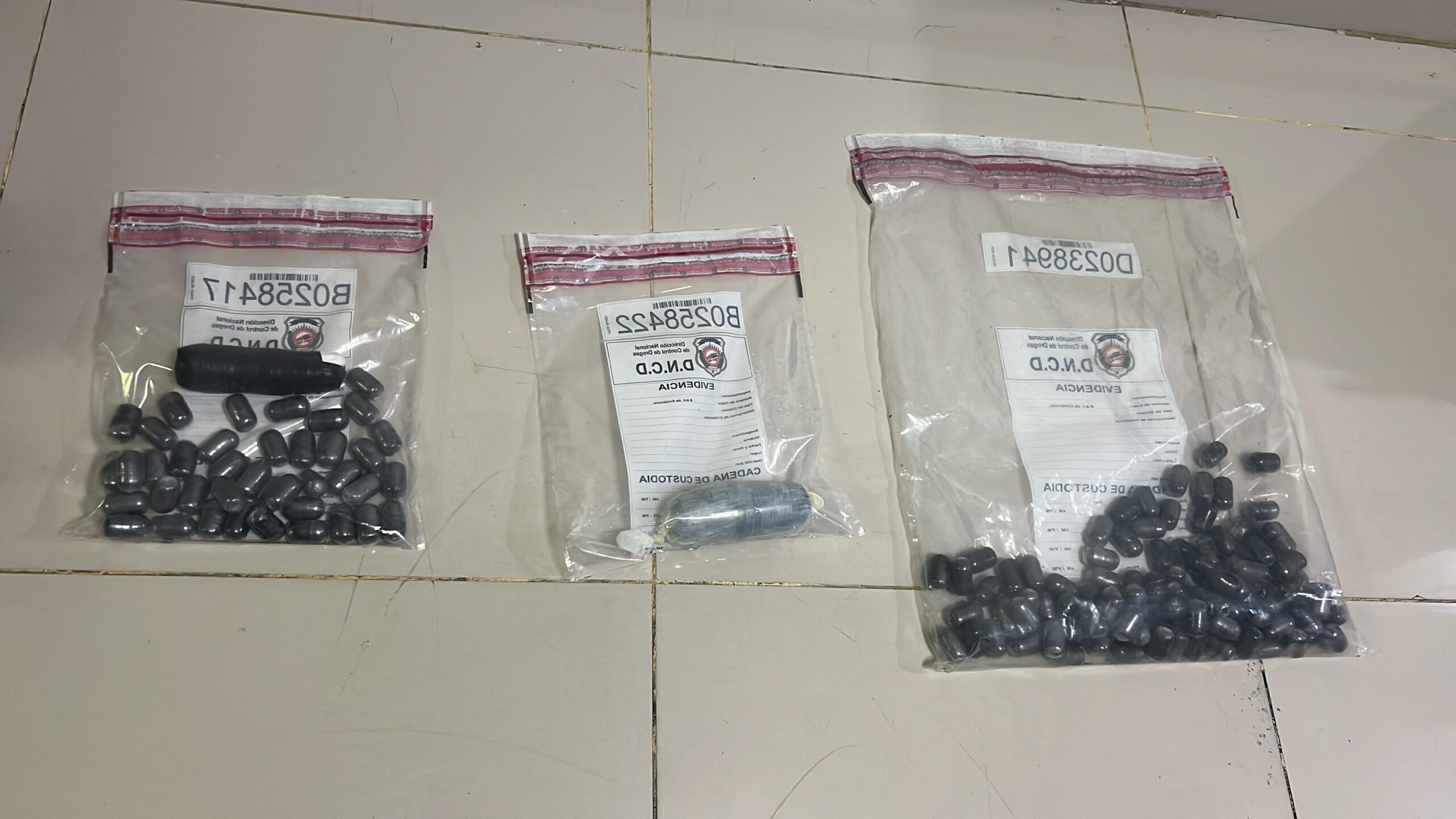 Detienen a extranjera en el AILA con 138 bolsitas de presunta cocaína