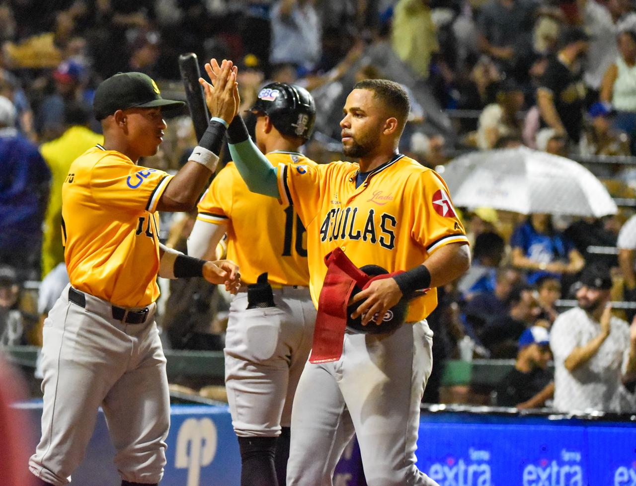 Águilas doblegan al Licey y colocan su número mágico en 8