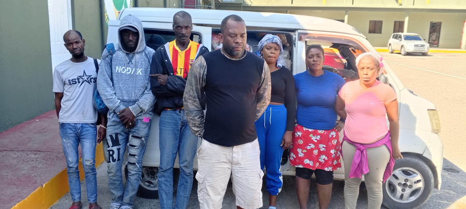 Ejército detiene conductor que transportaba a seis haitianos camuflados