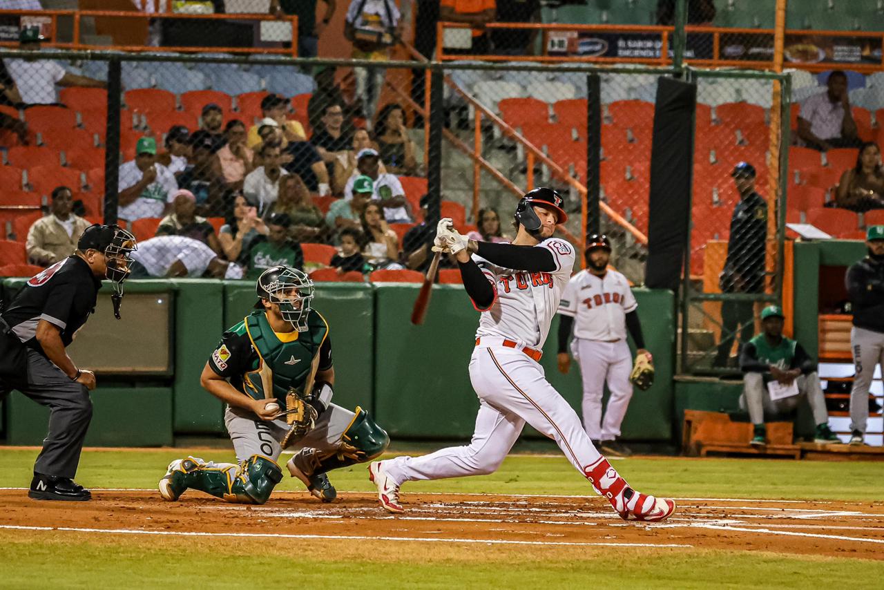 Toros vuelven a dar paliza a Estrellas y dominan Serie de la Caña