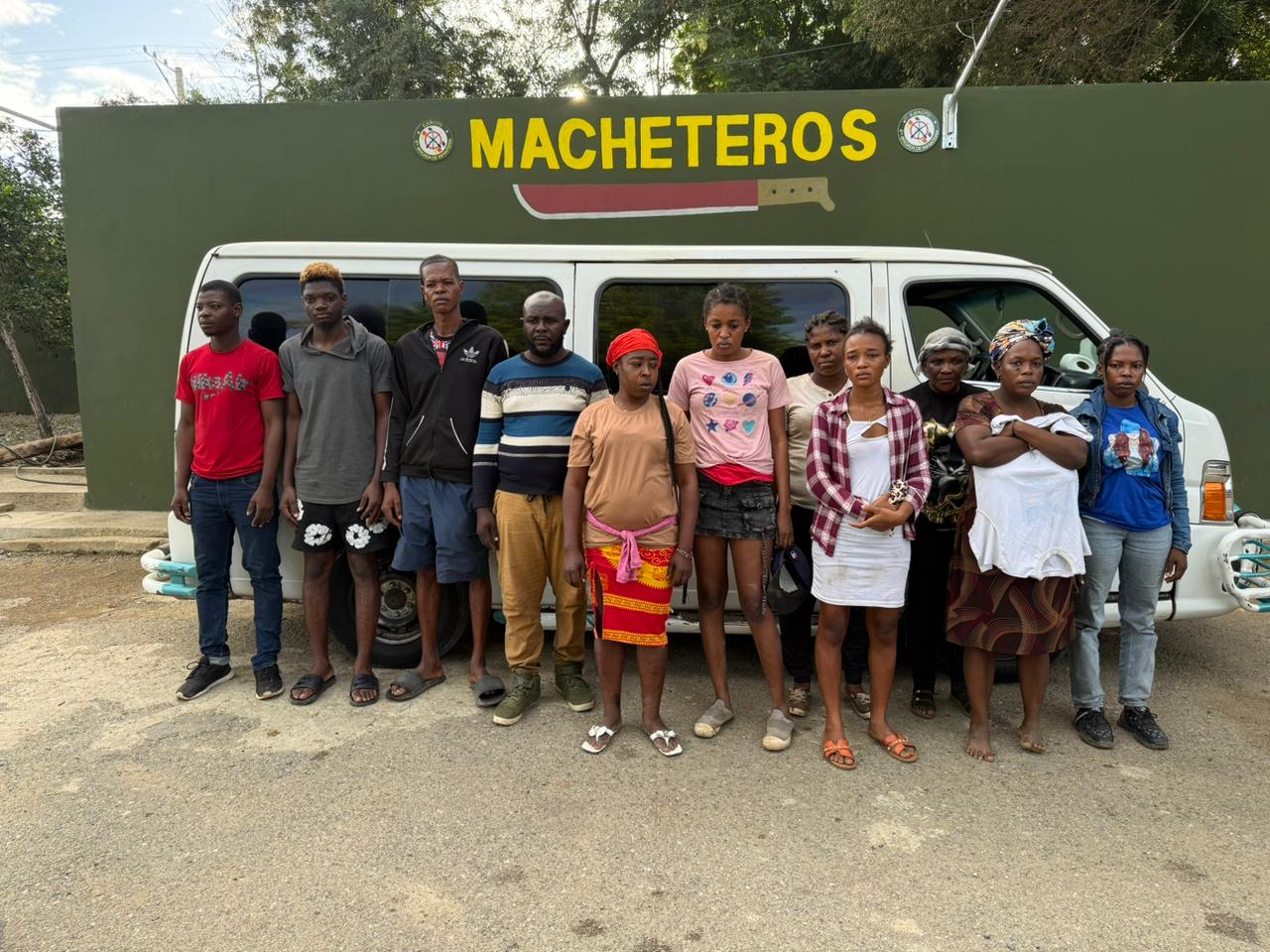 Detienen a 13 haitianos indocumentados en un minibús en Valverde