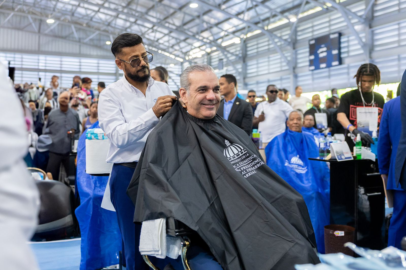 Abinader se deja recortar el cabello durante encuentro nacional con peluqueros