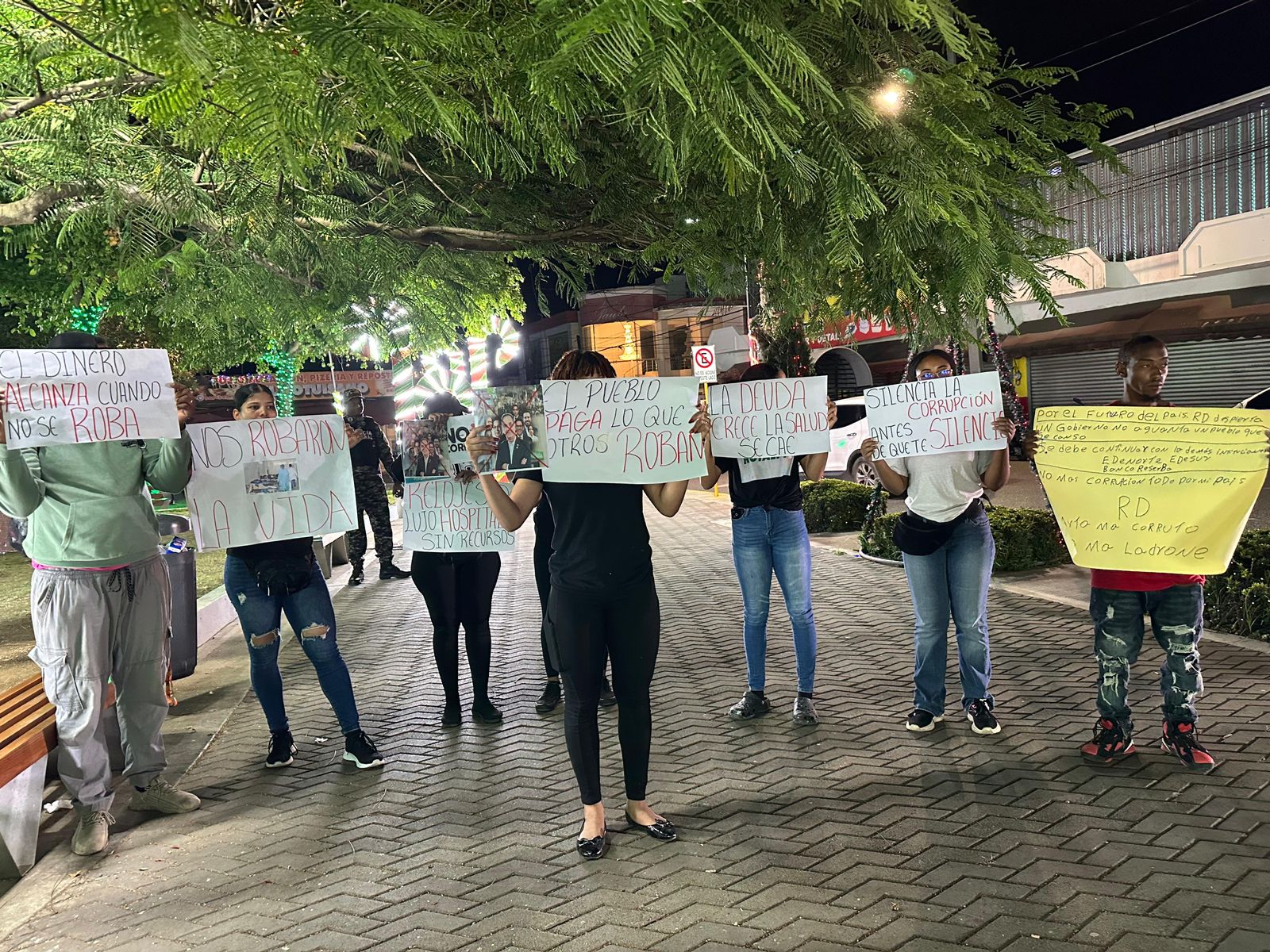 Mujeres encabezan protesta pacífica en Cotuí por el caso SeNaSa